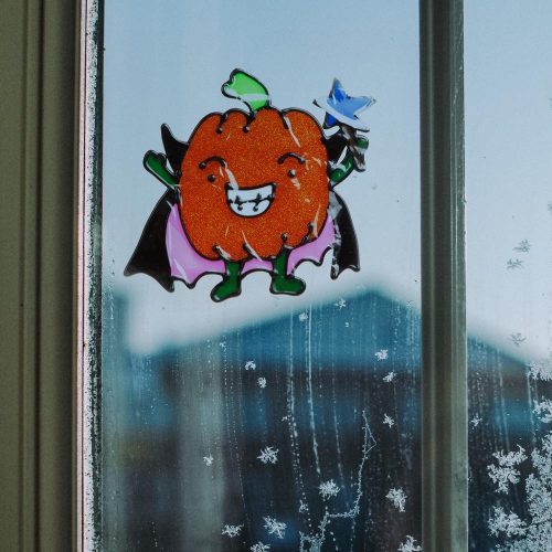Halloween-i ablakdekor - madárijesztő tök