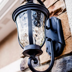 Homlokzati világítás: családi és kertes házak